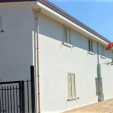 Otel Entire House 2*